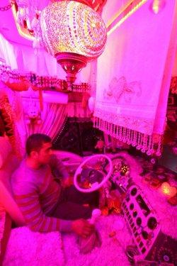 Avizeli pedalları halıyla kaplı kamyon