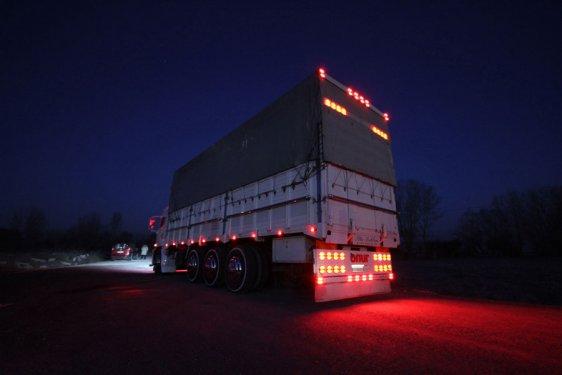 Avizeli pedalları halıyla kaplı kamyon