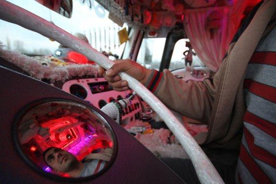 Avizeli pedalları halıyla kaplı kamyon