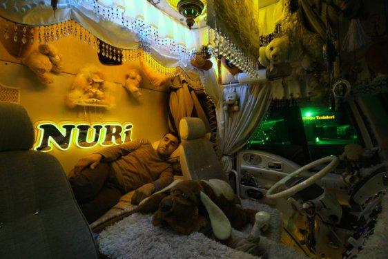 Avizeli pedalları halıyla kaplı kamyon