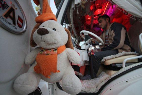 Avizeli pedalları halıyla kaplı kamyon