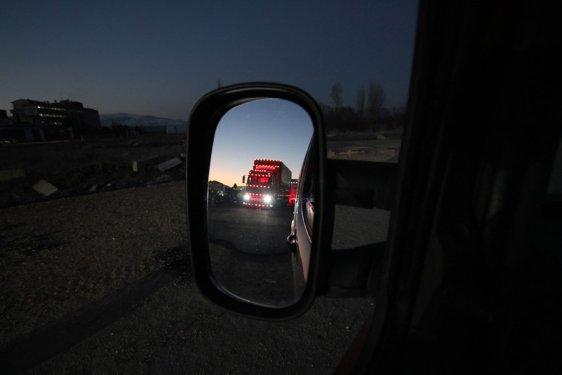 Avizeli pedalları halıyla kaplı kamyon