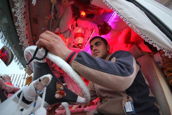 Avizeli pedalları halıyla kaplı kamyon