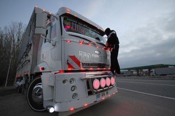 Avizeli pedalları halıyla kaplı kamyon