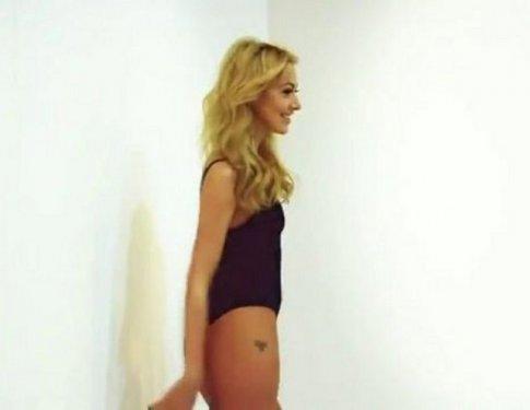 Hadise makyajını iç çamaşırıyla yaptırıyor 