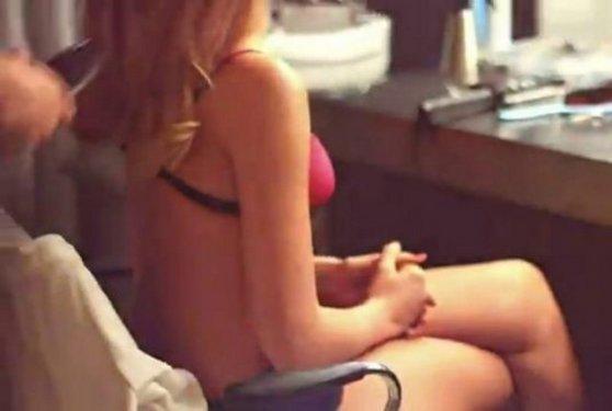 Hadise makyajını iç çamaşırıyla yaptırıyor 