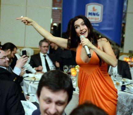 Şevval Sam'ın derin dekolteli İzmir konseri