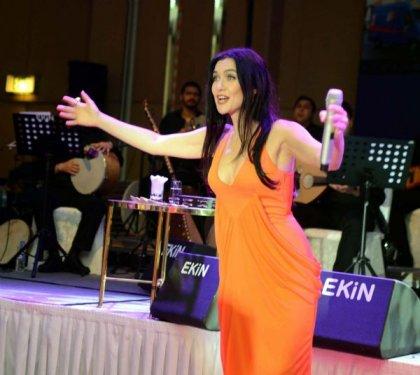 Şevval Sam'ın derin dekolteli İzmir konseri