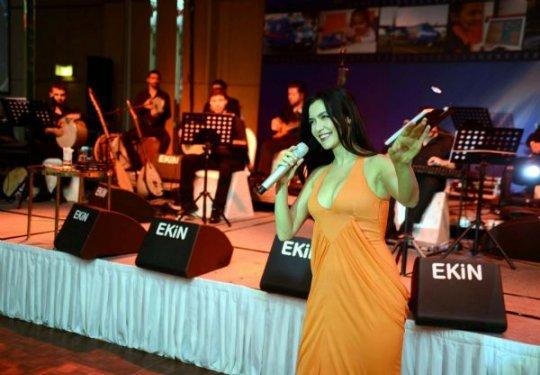 Şevval Sam'ın derin dekolteli İzmir konseri