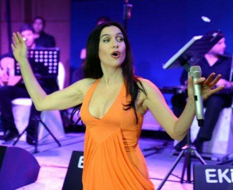 Şevval Sam'ın derin dekolteli İzmir konseri