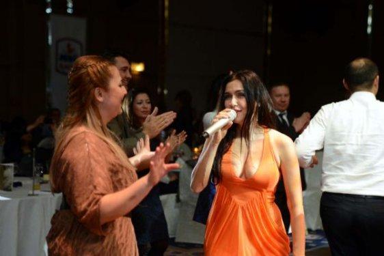 Şevval Sam'ın derin dekolteli İzmir konseri