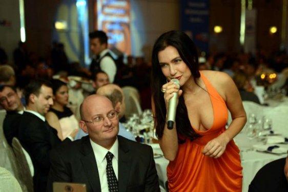 Şevval Sam'ın derin dekolteli İzmir konseri