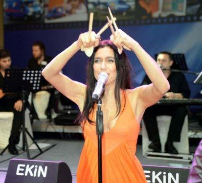 Şevval Sam'ın derin dekolteli İzmir konseri