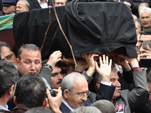 Kılıçdaroğlu ve Baykal cenaze töreninde buluştu