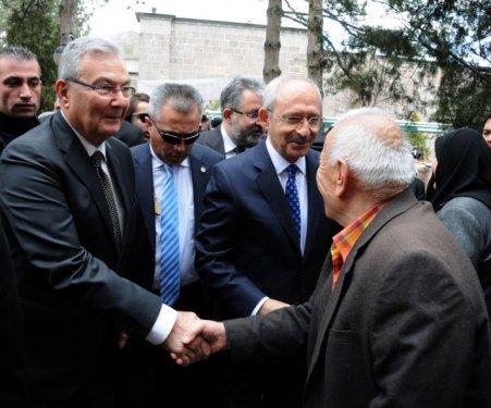 Kılıçdaroğlu ve Baykal cenaze töreninde buluştu