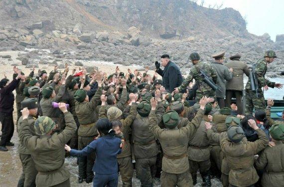 Kim Jong Un'un askeri gezisinden kareler