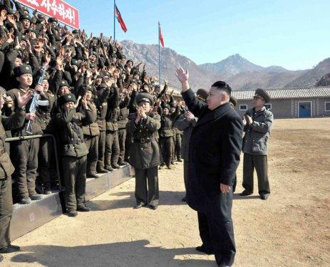 Kim Jong Un'un askeri gezisinden kareler