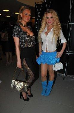 Esra-Ceyda kardeşler iç çamaşırsız görüntülendi