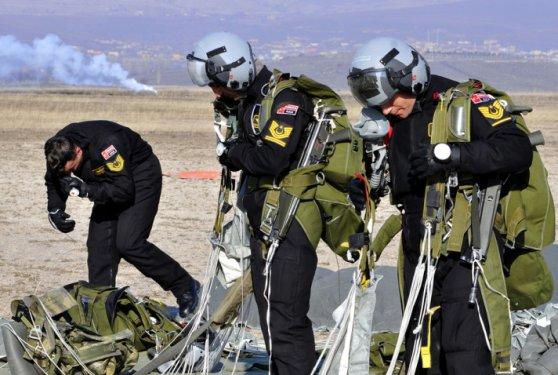 Gökyüzünün hakimi paraşütçü komandolar - Resim 18