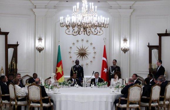 Kamerunlu futbolcular Köşk'te