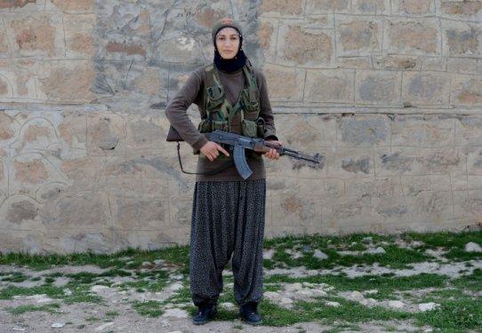 Mevzilerde nöbet tutan anneler