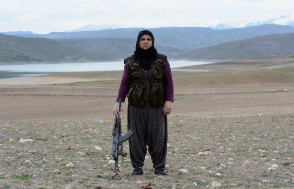 Mevzilerde nöbet tutan anneler