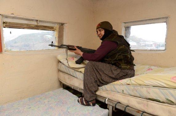 Mevzilerde nöbet tutan anneler