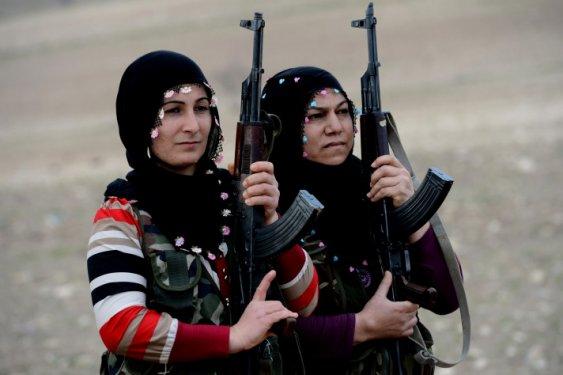 Mevzilerde nöbet tutan anneler