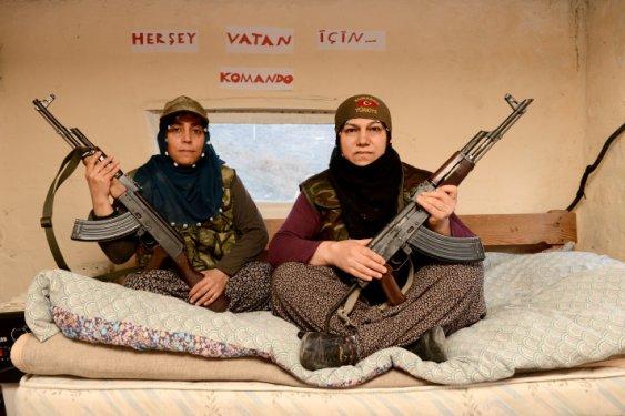 Mevzilerde nöbet tutan anneler