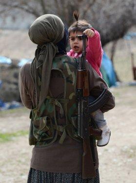 Mevzilerde nöbet tutan anneler