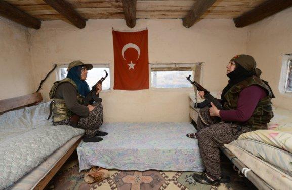 Mevzilerde nöbet tutan anneler