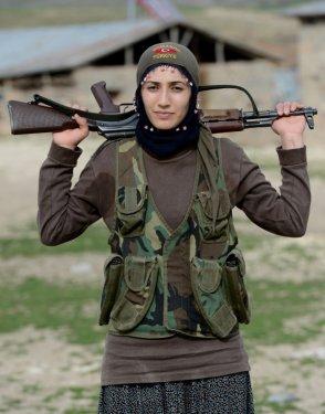 Mevzilerde nöbet tutan anneler