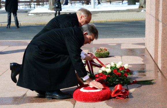 Gül Özgürlük Anıtı'na çiçek koydu