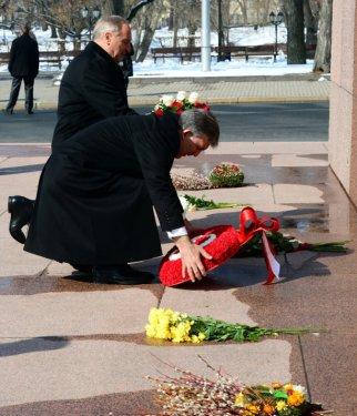 Gül Özgürlük Anıtı'na çiçek koydu