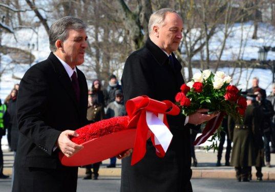 Gül Özgürlük Anıtı'na çiçek koydu