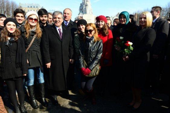 Gül Özgürlük Anıtı'na çiçek koydu