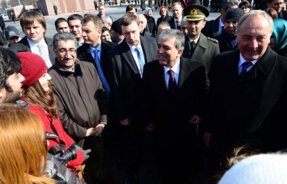 Gül Özgürlük Anıtı'na çiçek koydu