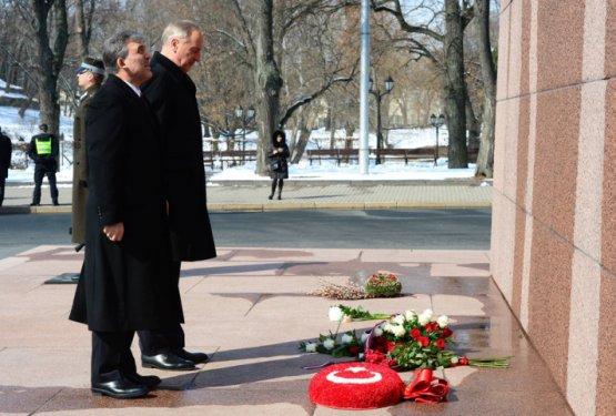 Gül Özgürlük Anıtı'na çiçek koydu