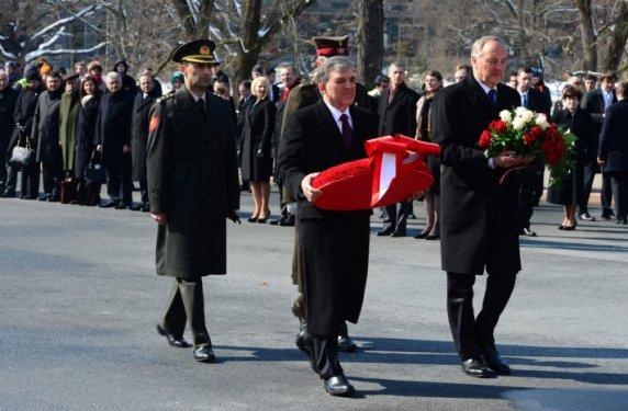 Gül Özgürlük Anıtı'na çiçek koydu
