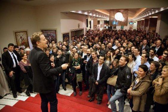 Eddie Izzard şovuna metroyla geldi