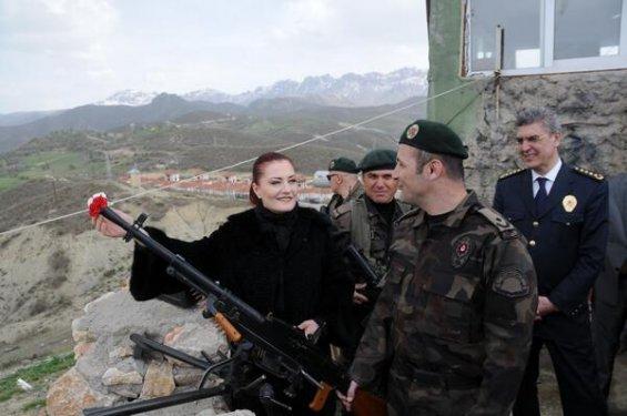 Candan Erçetin Tunceli'de