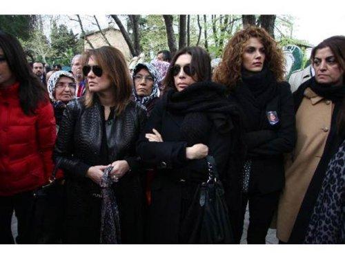 Timur Savcı'nın kardeşi gözyaşlarıyla uğurlandı