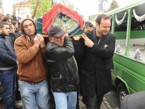 Timur Savcı'nın kardeşi gözyaşlarıyla uğurlandı