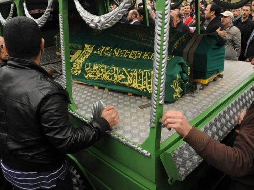 Timur Savcı'nın kardeşi gözyaşlarıyla uğurlandı