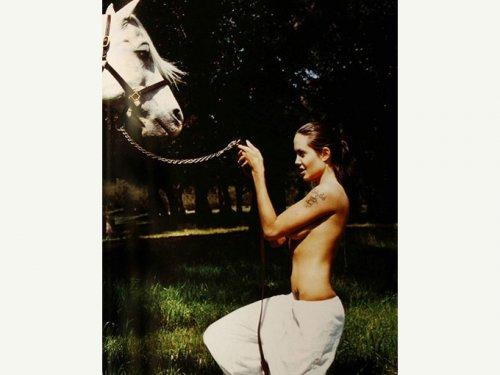 Angelina Jolie'nin üstsüz fotoğrafları açık arttırmada