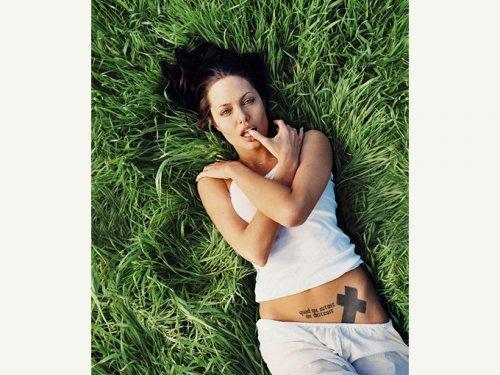 Angelina Jolie'nin üstsüz fotoğrafları açık arttırmada