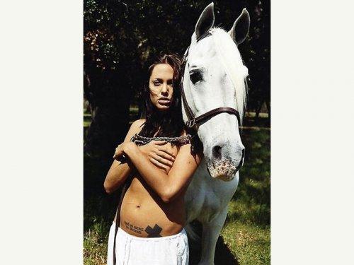 Angelina Jolie'nin üstsüz fotoğrafları açık arttırmada