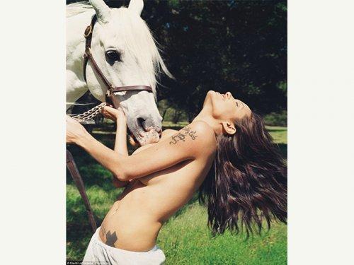 Angelina Jolie'nin üstsüz fotoğrafları açık arttırmada