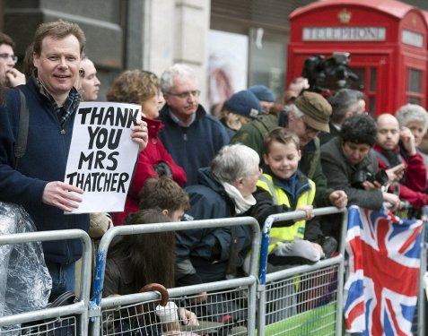 Margaret Thatcher uğurlanıyor