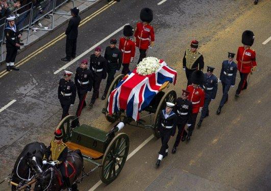  Margaret Thatcher uğurlanıyor